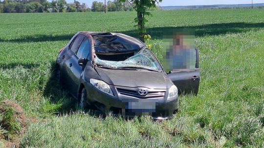 Zderzenie samochodu osobowego z jeleniem. Pasażerka w szpitalu