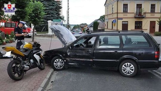 Zderzenie samochodu z motocyklem. Ranny 17-letni motocyklista