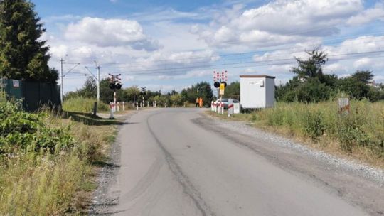 Zderzenie samochodu z pociągiem. Występują utrudnienia