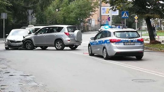 Zderzenie toyoty i skody na skrzyżowaniu ul. Skłodowskiej i Akademickiej w Lublinie