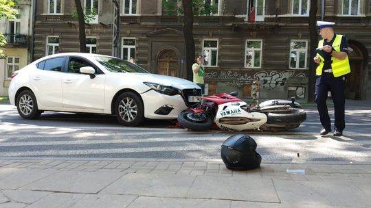 Zderzenie trzech aut i motocykla w centrum Lublina. Droga zablokowana [zdjęcia]