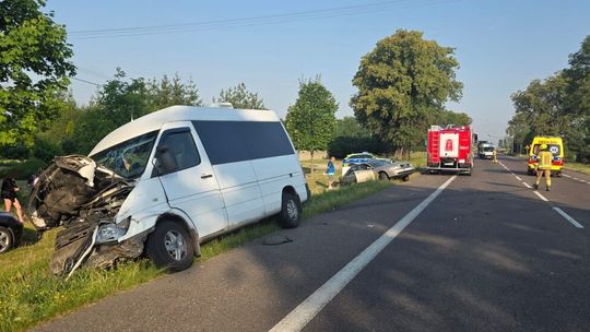 Zderzenie trzech aut na krajowej „17”. Kierowca Mercedesa dostał 1500 zł mandatu