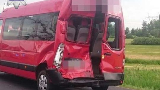 Zderzenie trzech aut. Wśród rannych kobieta w ciąży i dziecko. DK17 zablokowana