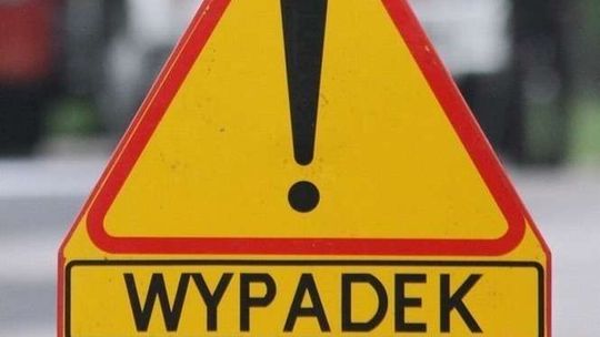 Zderzenie trzech pojazdów na DK 74. Dwie osoby w szpitalu