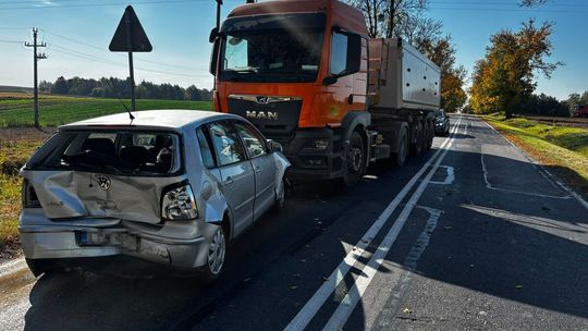 Zderzenie trzech pojazdów na DW 850. 68-latek trafił do szpitala
