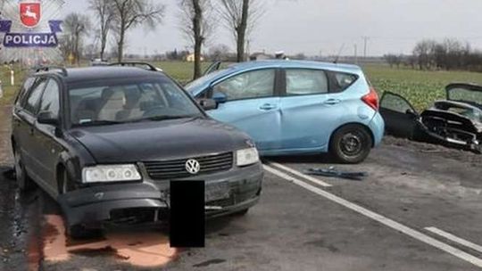 Zderzenie trzech samochodów. Kierowcy i pasażerka w szpitalu