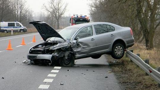 Zderzenie trzech samochodów na K19. Dwie osoby w szpitalu