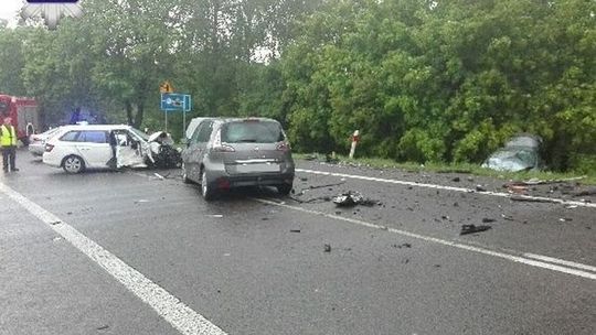 Zderzenie trzech samochodów. Pięć osób trafiło do szpitala