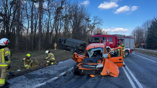 Zderzenie wojskowej ciężarówki i osobówki.  DK17 zablokowana