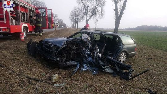 Zderzył się z ciężarówką jadącą z naprzeciwka