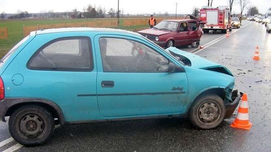 Zderzyły się dwa samochody. Jeden z kierowców bez prawa jazdy