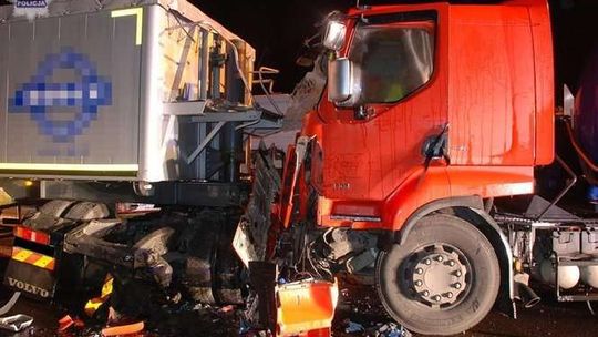 Zderzyły się dwie ciężarówki, zginął kierowca z Węgier