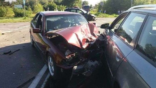 Zderzyły się trzy auta. Dwie osoby ranne