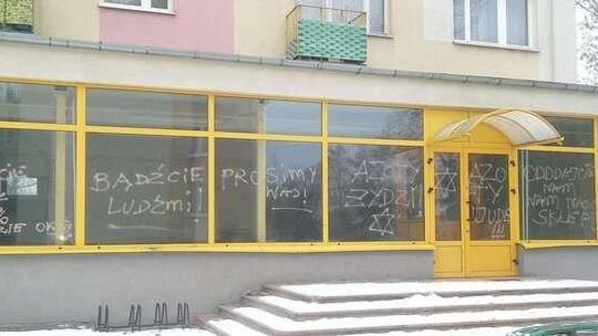 Zdesperowany klient pomazał witrynę sklepu. "Oddajcie nam nasz sklep"