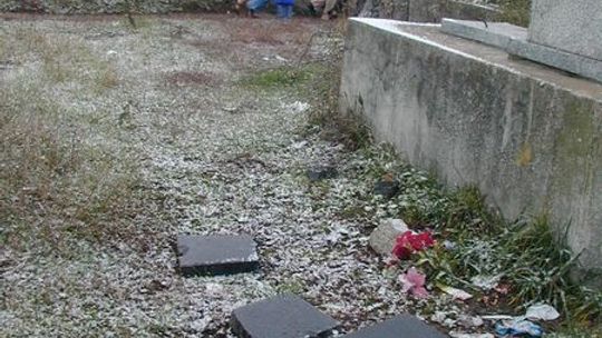 Zdewastowany kirkut i pamięć o zmarłych