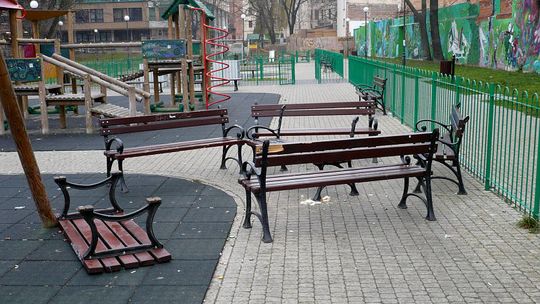 Zdewastowany plac im. Lecha Kaczyńskiego i Dzieci z Pahiatua