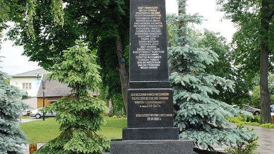 Zdewastowany pomnik w Puchaczowie. 500 zł za pomoc w ujęciu sprawcy