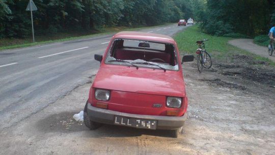 Zdezelowany fiat straszy nad Zalewem Zemborzyckim