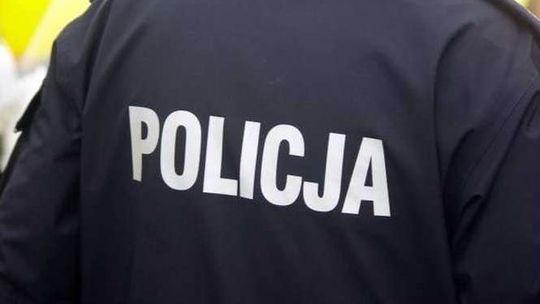 Zdjął buty, skarpety i sweter. Położył się spać na jezdni