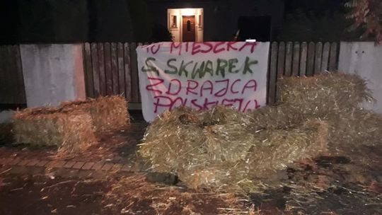 „Zdrajca polskiej wsi”. Rolnicy w nocy podjechali pod dom lubelskiego posła PiS i coś tam zostawili