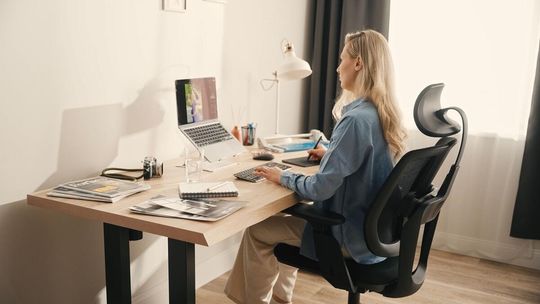 Zdrowa praca w home office. Jak stworzyć ergonomiczne stanowisko