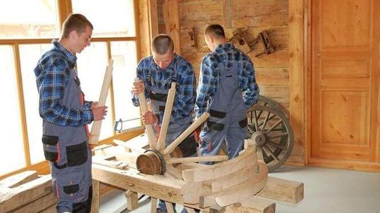 Zdun, tkacz, a może rymarz? Ginących zawodów uczą w Roskoszy