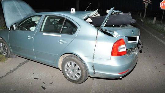 Żdżary: Zderzenie samochodu z pociągiem. Ranne dwie osoby