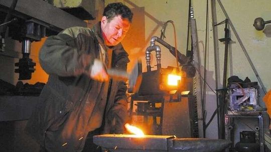 Ze stali zrobi niemal wszystko. "Mógłbym uzbroić rycerza"