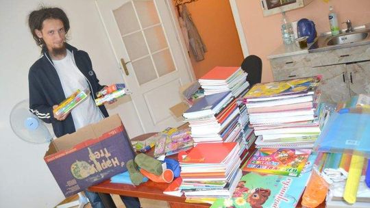 Zebrał piórniki i zawiózł na Madagaskar