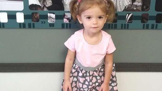 Zebrali 350 tys. dolarów, pomógł nawet papież Franciszek. Julka już chodzi, ale czeka ją kolejna operacja