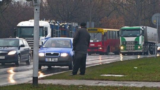 Żebrzący na drogach rozpraszają kierowców