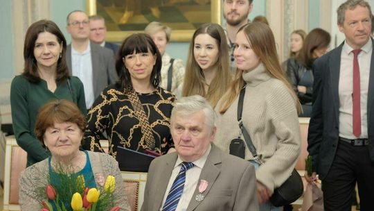 Żeby dostać taki medal trzeba kochać. Diamentowe i złote gody par z Lublina. Zdjęcia