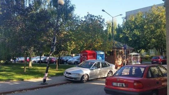 Żeby nie spadła nikomu na głowę. Zajmą się krzywą latarnią na Czechowie