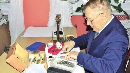 Zegary w Kozłówce mają swojego opiekuna