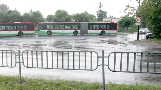 Żeglarska: Autobusy nie mieszczą się w zatoce i blokują samochody