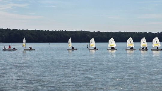 Żeglarska zabawa nad Zalewem Zemborzyckim