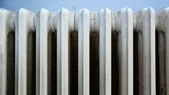 Żeliwny kaloryfer spadł na głowę robotnika. Mężczyzna nie żyje