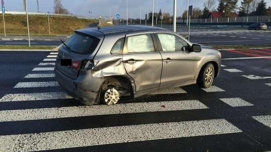 Zelwerowicza: Kierowca nie zatrzymał się przed "stopem". 10-latka i 15-latek w szpitalu