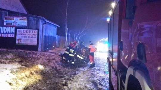 Zemborzyce: Auto dachowało w rowie, droga jak lodowisko