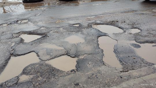 Zemborzycka czy może Szwajcarska? Ulica dziurawa jak ser