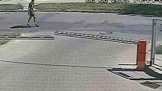 Zerwał łańcuszek kobiecie. Nagrał go monitoring