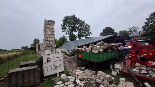 Zerwane dachy, połamane konary. Wczorajsze burze narobiły szkód
