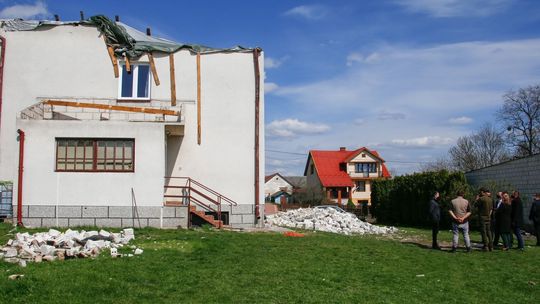 Zerwane dachy, zawalone stodoły. Szacowanie strat po nawałnicy w Lubelskiem