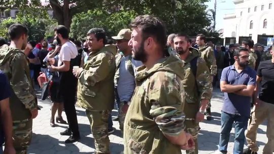 Zestrzelone śmigłowce i wzajemne oskarżenia. Stan wojenny w Armenii