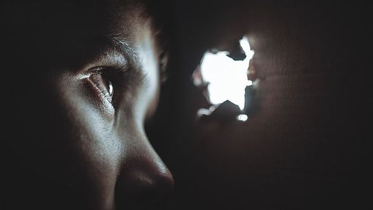 Zgotowała córce piekło w domu. Dziecko nie wytrzymało i skoczyło z 4 piętra