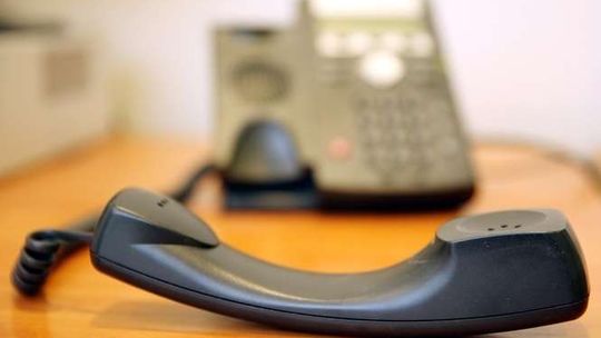 Zgubił buty w błocie, zadzwonił na policję