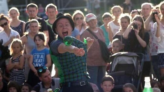 Zieją ogniem, żonglują, chodzą po ścianie. Rozpoczął się Carnaval Sztukmistrzów