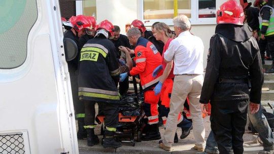 Ziemia zasypała robotnika. Akcja ratownicza przy ul. Akademickiej (zdjęcia, wideo)