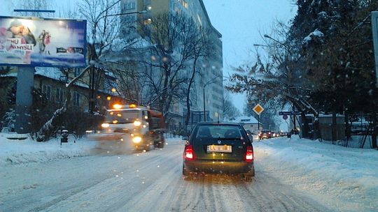 Zima atakuje. Trudne warunki na drogach, nieodśnieżone chodniki