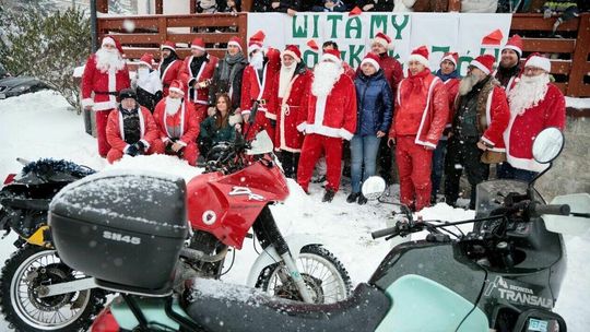 Zima im niestraszna, bo serca mają gorące. MotoMikołaje odwiedzili dzieci